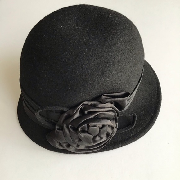 Angela & William Accessories - Vintage Cloche Hat Angela & William Black 100% Wool Felt Chic Satin Rose Flapper